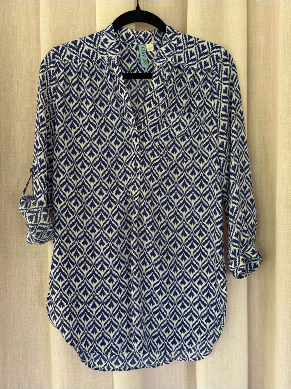 dina be Blue and White Geometric Print Popover Top Roll Tab Sleeves Size Small